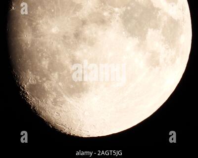 La lune étant le plus proche de la Terre, plein d'aventure et de découverte. Au-dessus de notre ciel lumineux sur des nuits claires. Banque D'Images