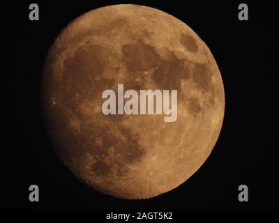 La lune étant le plus proche de la Terre, plein d'aventure et de découverte. Au-dessus de notre ciel lumineux sur des nuits claires. Banque D'Images