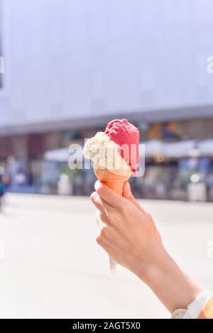 Main tenant glaces italiennes Banque D'Images