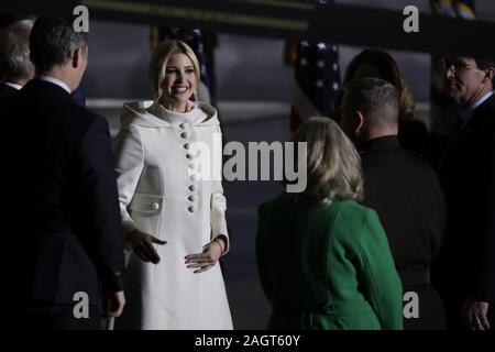 Suitland, Maryland, USA. 18Th Oct, 2019. Première fille et conseiller du président Ivanka Trump arrive avant au président des États-Unis, Donald J. Trump faire des observations et de la signature, le S.1790 National Defense Authorization Act pour l'année fiscale 2020 à Joint Base Andrews à Suitland, Maryland le Vendredi, Décembre 20, 2019 Crédit : Yuri Gripas/CNP/ZUMA/Alamy Fil Live News Banque D'Images