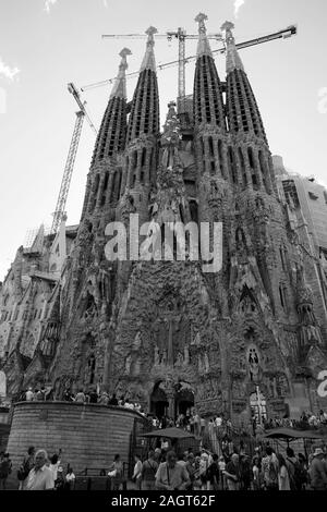 Les touristes en dehors de l'inspiration Gaudi Sagrada Familia de Barcelone. Banque D'Images