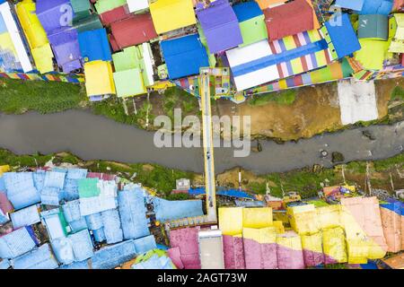 Vue de dessus, superbe vue aérienne du village Arc-en-ciel aussi connu comme Jodipan Jodipan ou Kampung Wisata, un village pittoresque situé à Malang. Banque D'Images