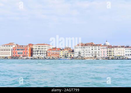 Bâtiments colorés de Venise depuis le Grand Canal en Italie Banque D'Images