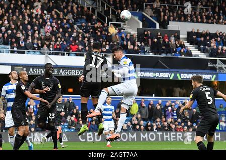 Londres, ANGLETERRE - 21 décembre Macauley Bonne de Charlton contests un en-tête avec Grant Hall de QPR pendant le match de championnat entre Sky Bet Queens Park Rangers et Charlton Athletic à Loftus Road Stadium, Londres, le samedi 21 décembre 2019. (Crédit : Ivan Yordanov | MI News) photographie peut uniquement être utilisé pour les journaux et/ou magazines fins éditoriales, licence requise pour l'usage commercial Crédit : MI News & Sport /Alamy Live News Banque D'Images