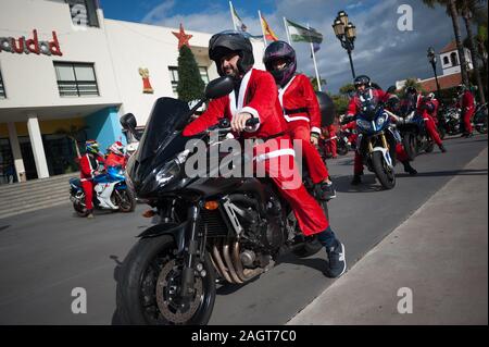 Malaga, Espagne. Dec 21, 2019. Un groupe de motocyclistes se préparer avant le V de jouets Torremolinos.Des centaines de motocycliste se retrouvent chaque année au centre-ville de Torremolinos, à participer à une course de bienfaisance habillés en costumes de Père Noël et de la collecte de jouets pour les enfants. Credit : Jésus Merida/SOPA Images/ZUMA/Alamy Fil Live News Banque D'Images