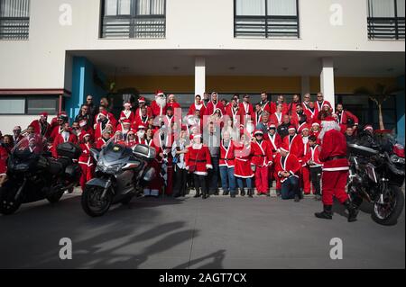Malaga, Espagne. Dec 21, 2019. Des gens habillés en costumes Père Noël posent pour une photo avant le V de jouets Torremolinos.Des centaines de motocycliste se retrouvent chaque année au centre-ville de Torremolinos, à participer à une course de bienfaisance habillés en costumes de Père Noël et de la collecte de jouets pour les enfants. Credit : Jésus Merida/SOPA Images/ZUMA/Alamy Fil Live News Banque D'Images