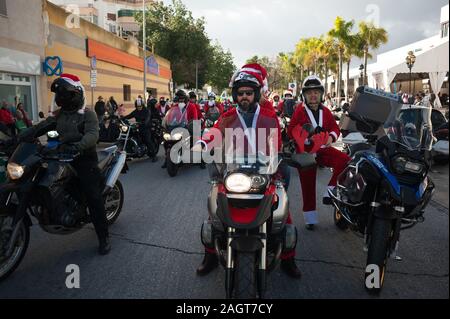 Malaga, Espagne. Dec 21, 2019. Un groupe de motocyclistes se préparer avant le V de jouets Torremolinos.Des centaines de motocycliste se retrouvent chaque année au centre-ville de Torremolinos, à participer à une course de bienfaisance habillés en costumes de Père Noël et de la collecte de jouets pour les enfants. Credit : Jésus Merida/SOPA Images/ZUMA/Alamy Fil Live News Banque D'Images