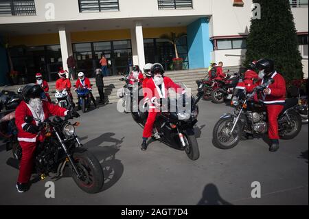 Malaga, Espagne. Dec 21, 2019. Un groupe de motocyclistes se préparer avant le V de jouets Torremolinos.Des centaines de motocycliste se retrouvent chaque année au centre-ville de Torremolinos, à participer à une course de bienfaisance habillés en costumes de Père Noël et de la collecte de jouets pour les enfants. Credit : Jésus Merida/SOPA Images/ZUMA/Alamy Fil Live News Banque D'Images