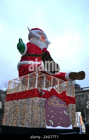 L'affichage des lumières de Noël dans les jardins de Piccadilly, Manchester, Royaume-Uni. Manchester est devenue la première ville au Royaume-Uni à être éclairés avec des lumières de Noël biodégradables à partir de matériaux recyclés. Le conseiller Pat Karney, porte-parole du centre-ville de Manchester, a déclaré : "Il n'y a pas de Noël sans les lumières de Noël, c'est pourquoi nous avons décidé de doubler vers le bas et obtenir 360 000 d'entre eux - tous les bas et de l'énergie et écologique en matériaux recyclés.' Banque D'Images