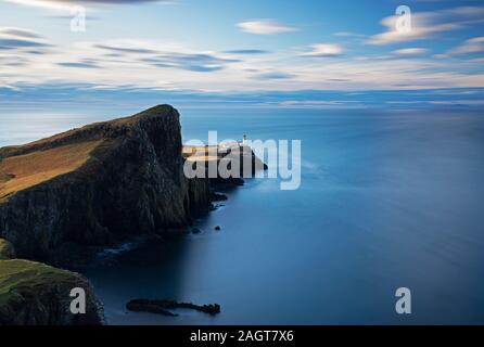 Photo Par © Jamie Callister. Phare de Neist point, île de Skye, Écosse du Nord-Ouest, Royaume-Uni, 26 novembre 2019. Banque D'Images