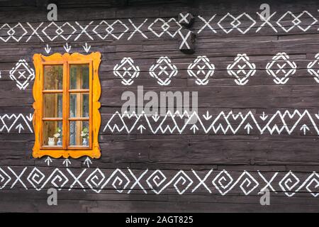 Vieilles maisons en village Cicmany en Slovaquie à l'automne. La décoration unique des maisons basés sur des modèles utilisés dans la broderie traditionnelle dans village o Banque D'Images