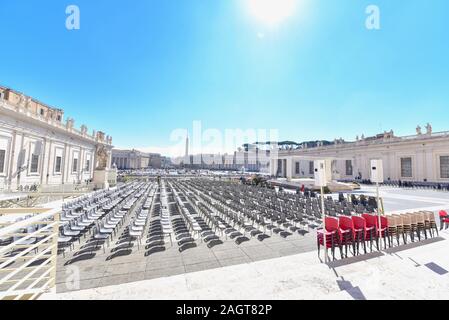 Des rangées de chaises à la place Saint Pierre au Vatican Banque D'Images