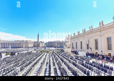 Des rangées de chaises à l'avant de la Basilique Saint Pierre au Vatican Banque D'Images
