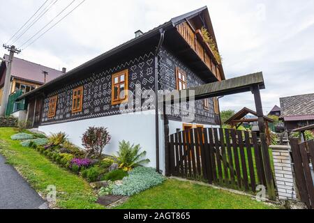 Vieilles maisons en village Cicmany en Slovaquie à l'automne. La décoration unique des maisons basés sur des modèles utilisés dans la broderie traditionnelle dans village o Banque D'Images