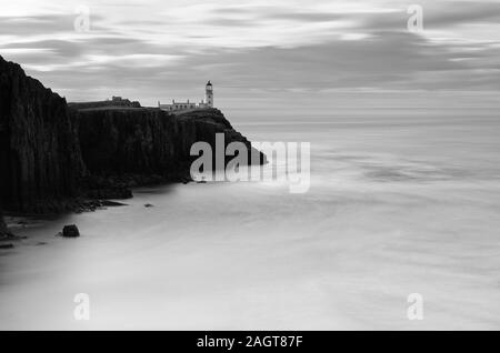 Photo Par © Jamie Callister. Phare de Neist point, île de Skye, Écosse du Nord-Ouest, Royaume-Uni, 26 novembre 2019. Banque D'Images