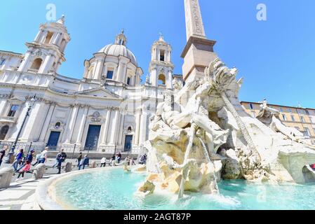 Fontaine des Quatre fleuves et Sant'Agnese à Agone sur la Piazza Navona Banque D'Images