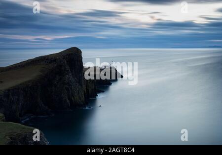 Photo Par © Jamie Callister. Phare de Neist point, île de Skye, Écosse du Nord-Ouest, Royaume-Uni, 26 novembre 2019. Banque D'Images