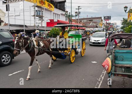 Un pousse-pousse à cheval sur la rue Malioboro, Yogyakarta Banque D'Images