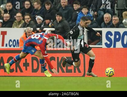 21 décembre 2019, à St James Park, Newcastle, Tyne et Wear, Angleterre ; English Premier League, Newcastle United contre Crystal Palace ; Miguel Almiron de Newcastle United bat James McArthur de Crystal Palace - strictement usage éditorial uniquement. Pas d'utilisation non autorisée avec l'audio, vidéo, données, listes de luminaire, club ou la Ligue de logos ou services 'live'. En ligne De-match utilisation limitée à 120 images, aucune émulation. Aucune utilisation de pari, de jeux ou d'un club ou la ligue/dvd publications Banque D'Images