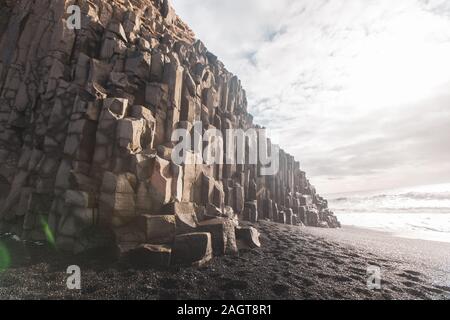 Photo à angle bas des formations rocheuses importantes sur le plage de sable sous la lumière du soleil Banque D'Images