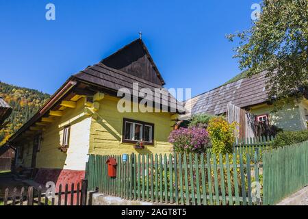 Maisons en bois coloré à Vlkolinec village dans le nord de la Slovaquie. Un village du patrimoine de l'Unesco bien préservé avec des maisons en bois. Banque D'Images