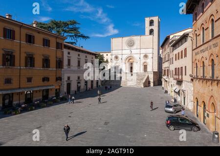 TODI, ITALIE - 16 novembre 2013 - Piazza del Popolo est l'ordre épiscopal et centre de Todi et accueille l'un des plus intéressants complexe médiéval Banque D'Images