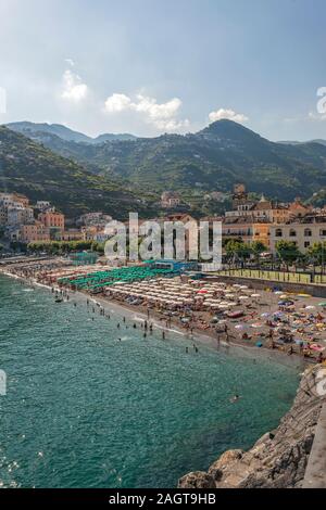 Minori promeneade et plage, Côte d'Amalfi, Salerne, Campanie, Italie Banque D'Images