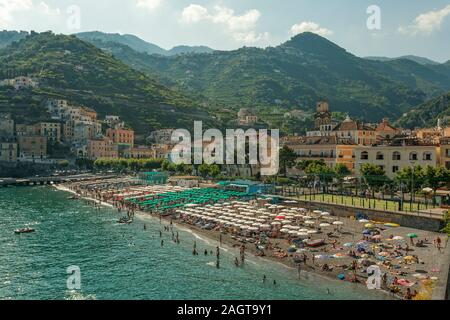 Minori promeneade et plage, Côte d'Amalfi, Salerne, Campanie, Italie Banque D'Images