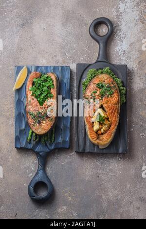 Deux darnes de saumon avec des légumes sur les planches de bois, vue du dessus copy space Banque D'Images