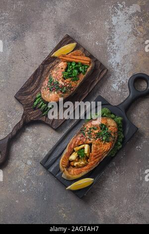 Deux darnes de saumon avec des légumes sur les planches de bois, copy space Banque D'Images