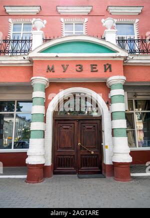 Azov, Russie - le 27 juillet 2019 : Entrée de l'édifice de l'Azov Musée Archéologique et Paléontologique Historique Banque D'Images