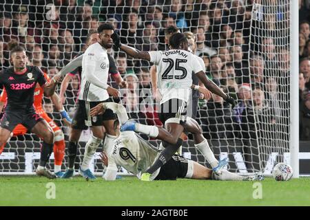 Craven Cottage, Londres, Angleterre, Royaume-Uni. Dec 21, 2019. Joshua Onomah de Fulham notes pour le rendre 2-1 au cours de l'EFL Sky Bet match de championnat entre Leeds United et Fulham à Craven Cottage, Londres, Angleterre le 21 décembre 2019. Photo de Ken d'Étincelles. Usage éditorial uniquement, licence requise pour un usage commercial. Aucune utilisation de pari, de jeux ou d'un seul club/ligue/dvd publications. Credit : UK Sports Photos Ltd/Alamy Live News Banque D'Images