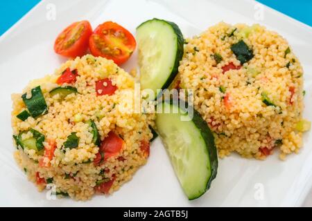 Alimentation saine. Taboulé salade avec concombres et tomates fraîches Banque D'Images