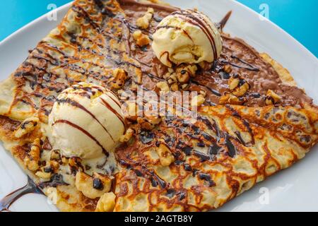 Des crêpes savoureuses, glace vanille, caramel et noix Banque D'Images