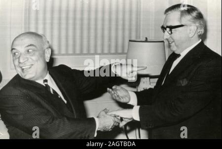 H homme politique italien Amintore Fanfani et politicien britannique des affaires étrangères, George Brown à une réunion de l'Union européenne, Bruxelles 1960 Banque D'Images