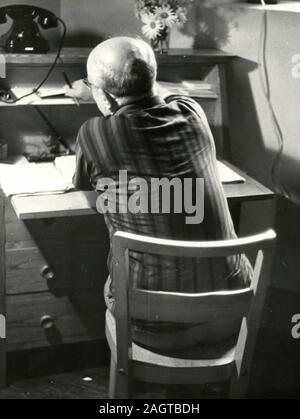 Le premier ministre italien Amintore Fanfani à son bureau, Italie 1960 Banque D'Images