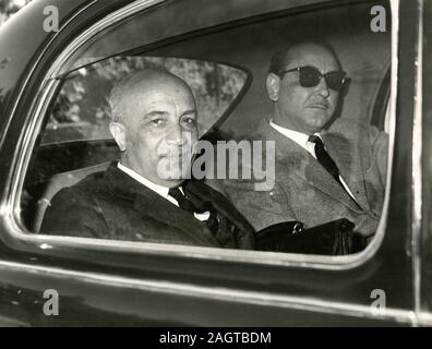 Les politiciens italiens PM Amintore Fanfani et Pirani dans la voiture, Rome, Italie 1960 Banque D'Images