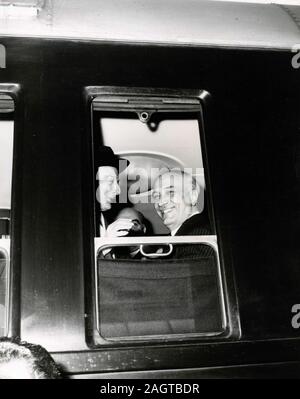 Les politiciens italiens PM Amintore Fanfani et le ministre des Affaires étrangères, Antonio SEGNI sur le train, Rome, Italie 1961 Banque D'Images