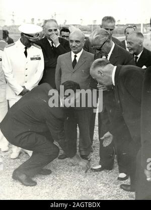 Benigno Zaccagnini politiciens italiens, le Président Giovanni Gronchi, et PM Amintore Fanfani lors de l'ouverture de la statue de Léonard de Vinci à l'aéroport Fiumicino de Rome, Italie 1960 Banque D'Images