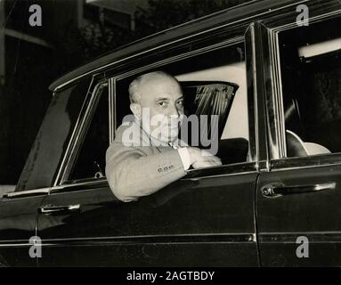 H homme politique italien Amintore Fanfani dans la voiture, Rome, Italie 1960 Banque D'Images