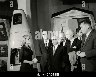 Les politiciens italiens PM Amintore Fanfani et le ministre des Affaires étrangères, Antonio SEGNI lors d'une exposition de véhicules spatiaux de l'URSS, 1961 Banque D'Images