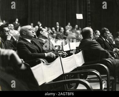 H homme politique italien Amintore Fanfani dormir lors d'une conférence, Rome, Italie 1960 Banque D'Images