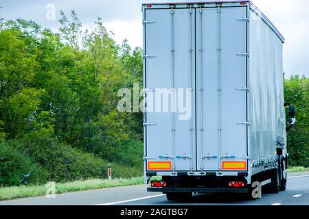 Un camion transportant des marchandises de toutes sortes, voyageant le long d'une autoroute principaux au Royaume-Uni. Banque D'Images