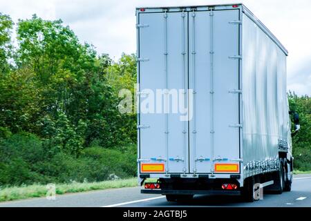 Un camion transportant des marchandises de toutes sortes, voyageant le long d'une autoroute principaux au Royaume-Uni. Banque D'Images