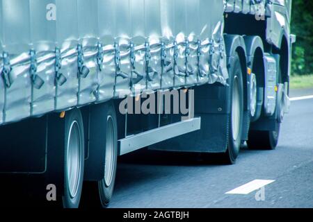 Un camion transportant des marchandises de toutes sortes, voyageant le long d'une autoroute principaux au Royaume-Uni. Banque D'Images