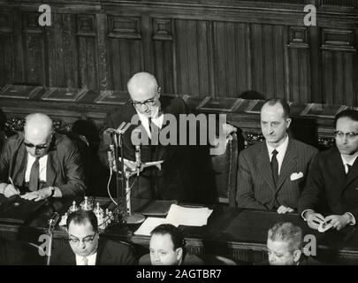 Les politiciens italien Attilio Piccioni, PM Amintore Fanfani, Codacci Pisanelli, et Colombo pendant le discours du nouveau gouvernement, Rome, Italie 1960 Banque D'Images