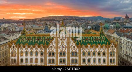 Toit incroyable à Budapest, Hongrie. Bâtiment du Trésor de l'État avec le Parlement hongrois en hiver. Toutes les tuiles sur le toit fait de la célèbre Banque D'Images