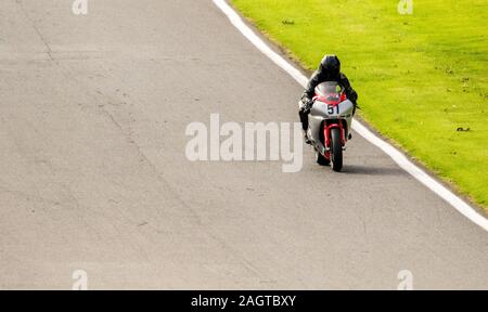 Course de Motos autour de la célèbre voie à Cadwell Park, en Angleterre, UK. Banque D'Images