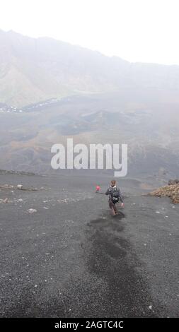 Certains randonneurs en ordre décroissant le Pico de Fogo volcan sur l'île de Fogo au Cap Vert Banque D'Images