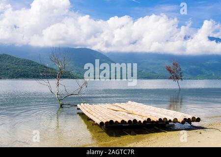 Radeau de billes de la plate-forme de pêche dans le lagon avec un tour dans les montagnes au loin Bạch Mã Parc National. Lang Co, Phu Loc, province de Thua Thien Hue, Vietnam, Asie Banque D'Images